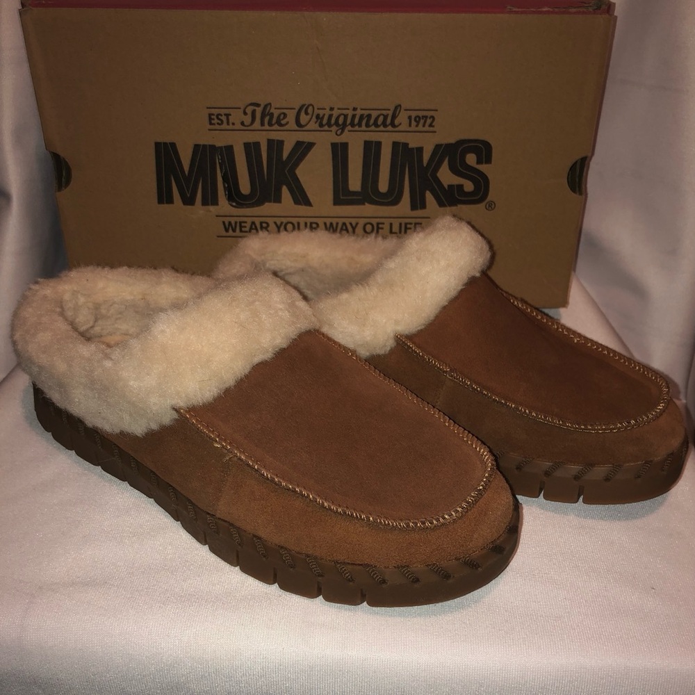 Muk Luks Women’s Cognac Slippers EUC Size 9.5